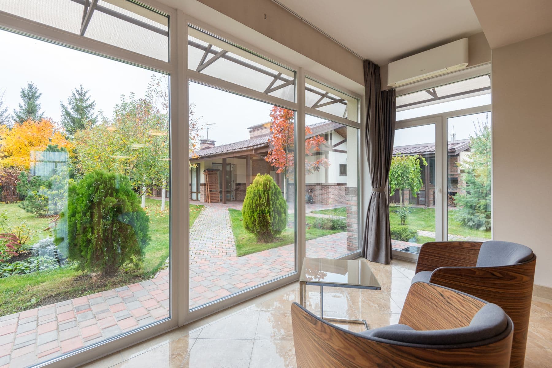 Bahçeye açılan panoramik pencereli oturma alanı